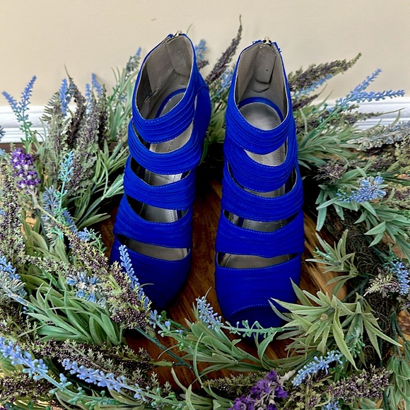 BCBGeneration EUC Blue Heels - Picture 1 of 6
